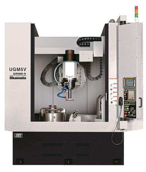 Die CNC-Universal-Rundschleifmaschine UGM5V kann durch ihr kompaktes Design von 2390 mm x 2000 mm x 2822 mm und ein Gewicht von sieben Tonnen auch überall dort eingesetzt werden, wo beengte Platzverhältnisse vorherrschen. (Okamoto)
