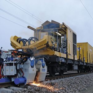 Schlatter erzeugt auch ortsfeste und mobile Anlagen zum nahtlosen Verschweissen von Eisenbahnschienen.