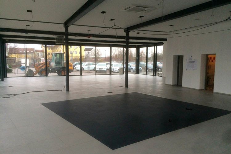 Der Bau für die neue Seat-Erlebniswelt in Plattling befindet sich in der Endphase.  (Foto: AVP-Gruppe)