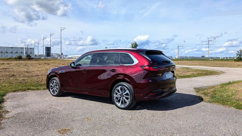 Erhältlich ist der CX-80 ausschließlich mit Allradantrieb. Ein Kaufargument für Pferdeliebhaber und Wohnmobilisten dürften die 2.500 Kilogramm Zuglast sein. Zudem erleichtern Assistenzsysteme das Ankoppeln von Anhängern. (Bild: Mauritz – VCG)