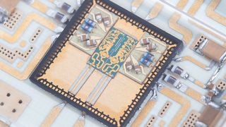 Leistungsverstärker in Funkknoten für eine zielgenaue Datenübertragung für 5G. Fraunhofer-Forscher arbeiten an energieeffizienten Sensorknoten für das IoT. (Fraunhofer IAF)