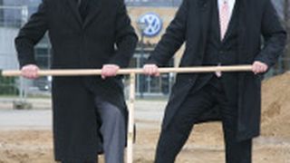 Neue regionale Absatzmärkte: VGSG-Geschäftsführer Bernd Huchzermeyer und Projektleiter Axel Kallerhoff (re.) beim Spatenstich fürs geplante Gebrauchtwagen-Trade-Port in Hannover. (Archiv: Vogel Business Media)