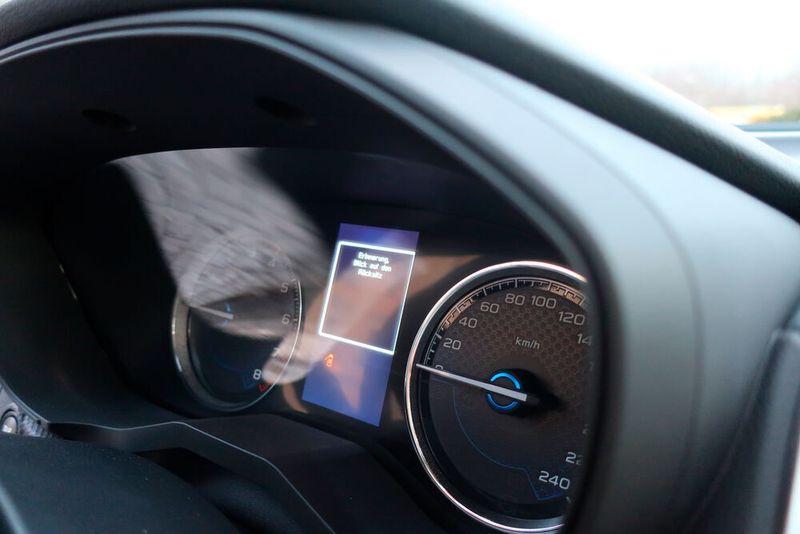 Der Forester meint es – manchmal fast ein bisschen zu – gut mit dem Fahrer: Vor dem Aussteigen erinnert er an den Blick auf die Rückbank. (Simon/»kfz-betrieb«)