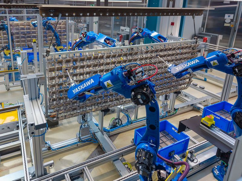 Eight Motoman GP12 robots remove the components and place them in KLTs. (Image:Yaskawa Europe)
