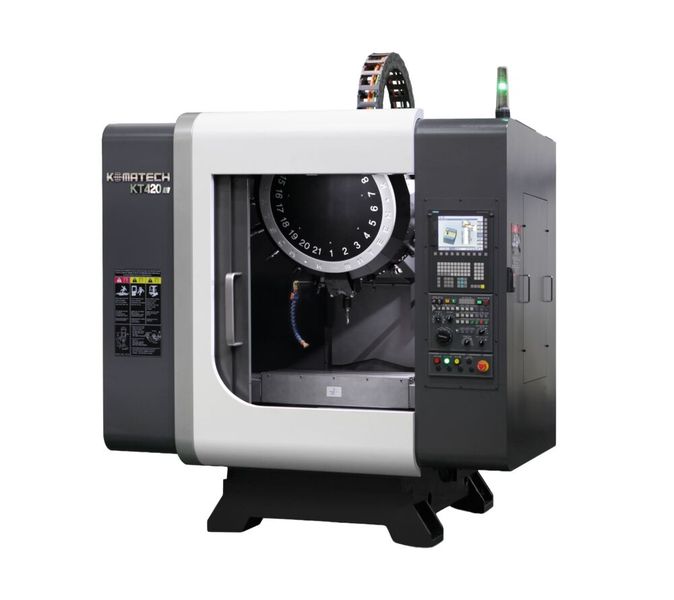 Komatech KT 420L : dotée d'une table élargie et d'une course en X de 700 mm, cette version offre un espace de travail accru pour de plus grandes pièces, sans aucun compromis sur la dynamique. (Source : Tolus Group)