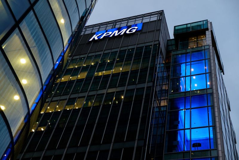 Das Wirtschaftsprüfungs- und Beratungsunternehmen KPMG landet auf Platz 18. Negativ fallen manchen Mitarbeitern zwar die Überstunden und die hohe Reisebereitschaft auf. Dafür soll das Unternehmen abwechslugnsreiche Aufgaben mit viel Verantwortung bieten. (Bild: Håkan Dahlström, dahlstroms.com)