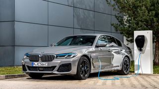 Beim Kauf eines Plug-in-Hybrids gibt es bis zu 6.750 Euro Prämie vom Staat. (BMW)