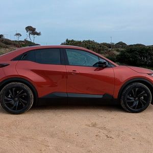 Der C-HR+ ist zwar namentlich mit dem C-HR verwandt, es handelt sich aber um ein komplett eigenständiges Modell, das sich die Plattform mit dem bZ4X teilt. Mit gut 4,5 Metern ist der C-HR+ rund 16 Zentimeter länger als der C-HR.(Bild:  Mauritz – VCG)