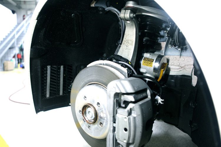 Die stromproduzierenden Stoßdämpfer werden wie herkömmliche Dämpfer im Fahrzeug montiert. (Foto: Levant Power)