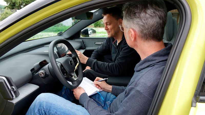 Themen erkennen, Experten interviewen und die Recherche in einen Fachbeitrag mit hohem Nutzwert umsetzen – das sind die wichtigsten Aufgaben eines Fachredakteurs.(Bild:  Mauritz – VCG)