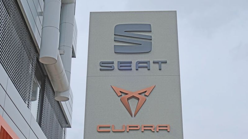 Der Anteil von Cupra an den Verkäufen von Seat Deutschland wächst und wächst. Dementsprechend investieren die Händler kräftig in die Cupra-Präsentation. Der Anteil von Cupra an den Verkäufen von Seat Deutschland wächst und wächst. Dementsprechend investieren die Händler kräftig in die Cupra-Präsentation.