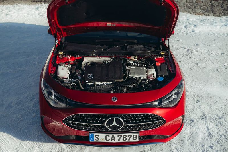 Unter der Haube arbeitet ein neu entwickelter 1,5-Liter-Vierzylinder. (Bild: Mercedes-Benz)