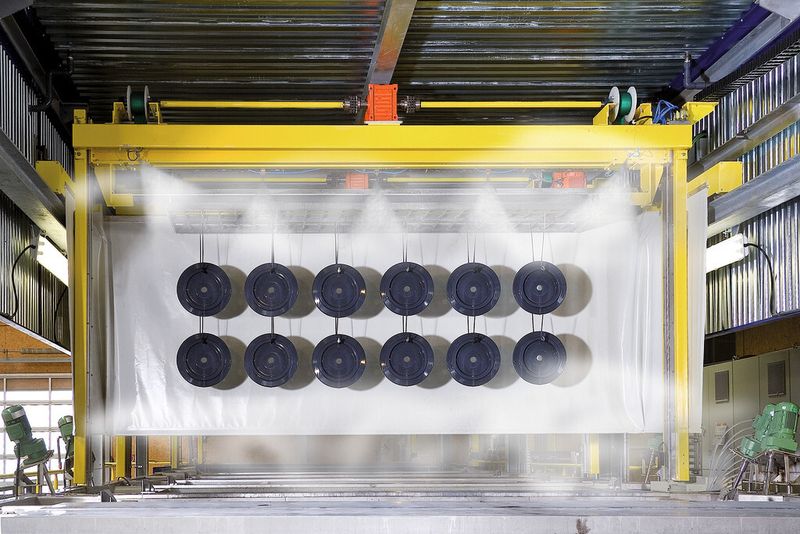 Nach der Beschichtung im Autodepositionsverfahren werden die Bauteile gespült, damit keine chemischen Rückstände auf den Oberflächen verbleiben. (Bild: Henkel)
