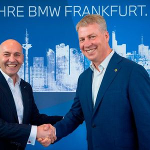 Axel Juhre, Leiter des BMW Niederlassungsverbundes Mitte (r.), wünschte seinem Nachfolger Matthias Betz, der aktuell noch den BMW Niederlassungsverbund Südwest verantwortet, alles Gutes für die Zukunft. Betz startet zum 1. August in Frankfurt.(Bild:  Manuel Dorn / BMW Niederlassung Frankfurt)