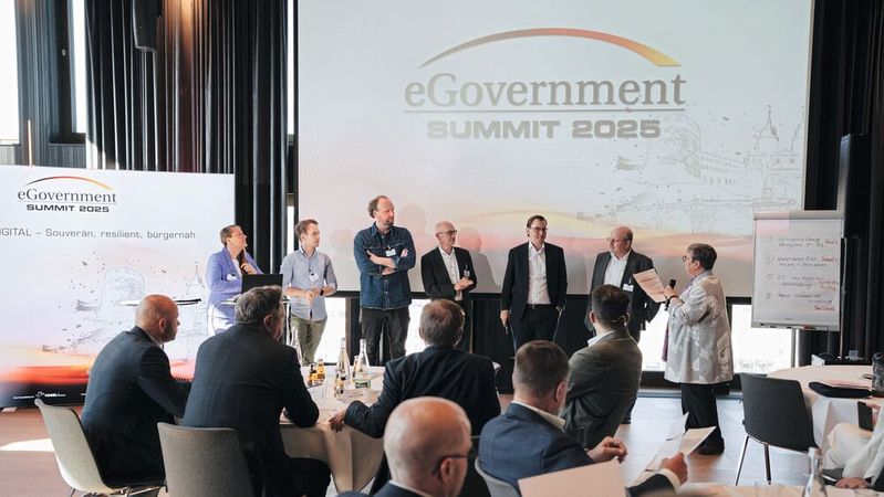 Roundtables bieten beim eGovernment Summit die Chance für vertiefende Diskussionen und den Austausch von Ideen. Bei mehreren spannenden Themen, die zunächst kurz vorgestellt werden, fällt die Entscheidung oft nicht leicht.(© Manuel Emme Fotografie)