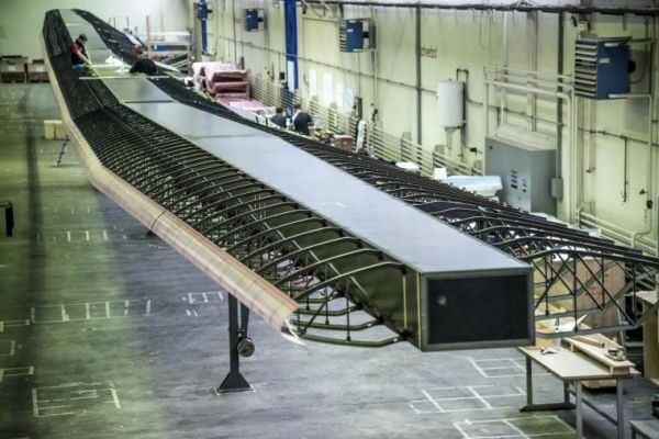 Montagearbeiten an den riesigen Tragflächen (Solar Impulse)