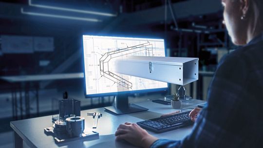 Mit dem CAD-Tool Easy Route lassen sich Kanalverläufe durch Maschinen, Anlagen und Gebäude dreidimensional planen. (Bild:  Pflitsch)