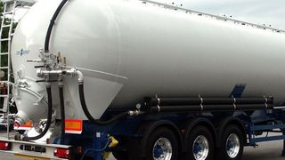 Die Silo-Sattelanhänger in Composite-Bauweise eignen sich besonders für Lebensmittel- und Chemietransporte. Bild: Spitzer Silo-Fahrzeuge (Archiv: Vogel Business Media)