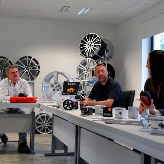 Die gut ausgestatteten und hellen Räume im Trainingszentrum von Tyremotive bieten Thomas Zink (links) eine gute Basis für seine Schulungen zur Reifenmontage und zum Umgang mit dem RDKS. (Bild:  Tyremotive)