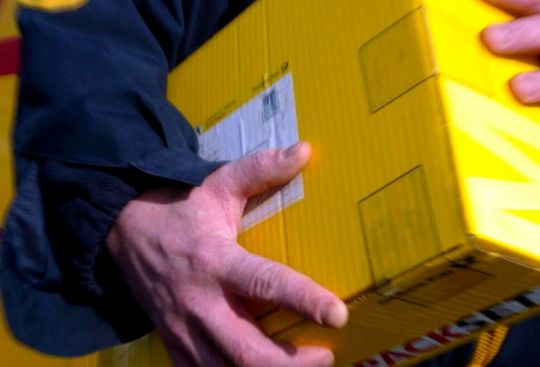 Dem Einzelhandel stehen wieder die versandreichsten Zeiten des Jahres bevor! Immerhin dürfte die Zahl der Onlinebestellungen sinken, wie Experten meinen. Doch Sendcloud rät, sich dennoch auf die Hochphase gut vorzubereiten, damit alles möglichst glatt läuft.(Bild:  T. Bannser)