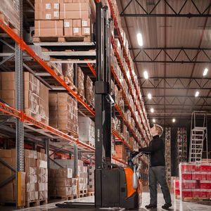 Die SPE-Serie ist so gebaut, dass sie wenig Lärm und geringe Vibration erzeugt. Die serienmäßige 180°-Servolenkung mit ergonomischem Griff und verstellbarer Höhe der Deichsel ermöglicht zusätzlich eine leichte Manövrierbarkeit.