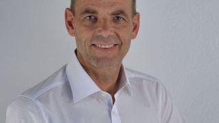 Trainer Christian Rahner berichtet über den aktuellen Stand der Endrohrprüfung bei der AU. (MAHA)