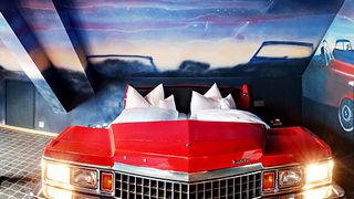 Der Traum vom Auto aus vergangenen Tagen: Ein Stuttgarter Hotelier ermöglicht ihn – jedenfalls bildlich gesprochen. Wer will kann in Stuttgart in einem Mercedes 280 übernachten, aber auch in einem VW Käfer oder Cadillac. (Foto: V8 Hotel/Frank Hoppe)