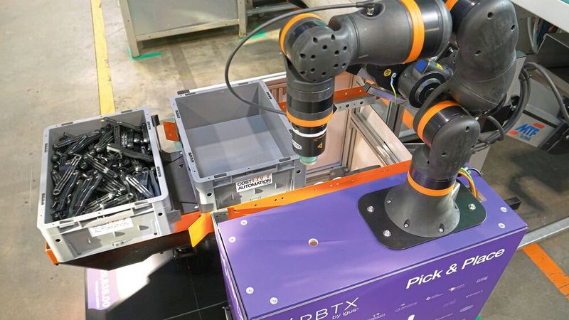 Der Rebel Move kommt bei Igus als autonomes Shuttle zum Einsatz, das unter anderem Drehstapelbehälter mit Bauteilen von Spritzgussmaschinen abtransportiert.  (Bild: Igus)