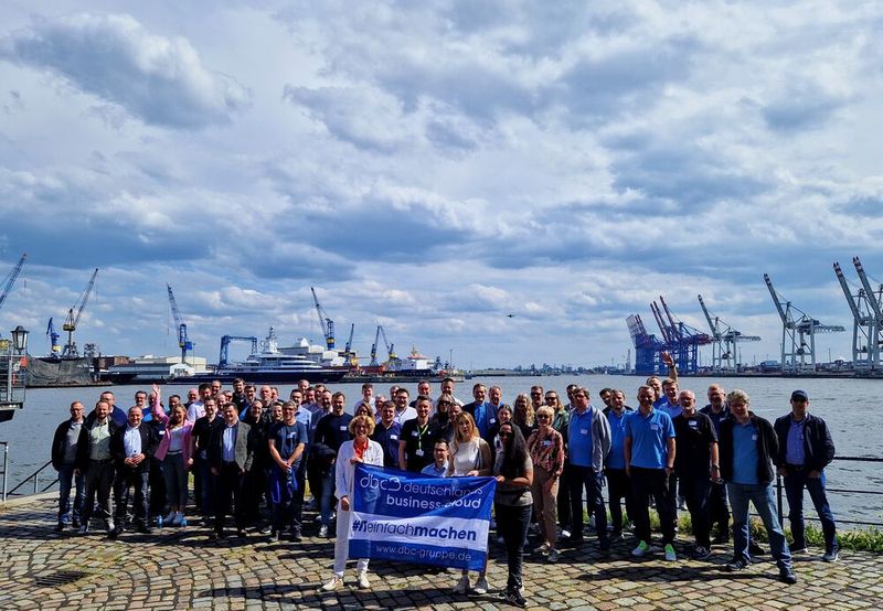 Gruppenfoto der dbc Gruppe am Partnertag 2024. (Bild: dbc)