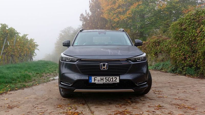Mit seinen schmalen Scheinwerfern und der kantigeren Form unterscheidet sich der neue HR-V deutlich von seinem 2015 bis 2022 angebotenen Vorgänger. (Bild: Rosenow – »kfz-betrieb«)