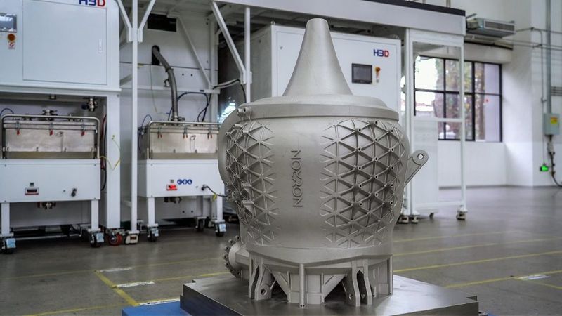 Das Triebwerk wurde mithilfe von Noyron, dem rechnergestützten Konstruktionsmodell von LEAP 71, entwickelt. Noyron nutzt physikalische Grundprinzipien, ingenieurwissenschaftliche Logik und fertigungstechnische Vorgaben, um ohne menschliches Eingreifen eigenständig zu konstruieren. (Bild:  LEAP 71)