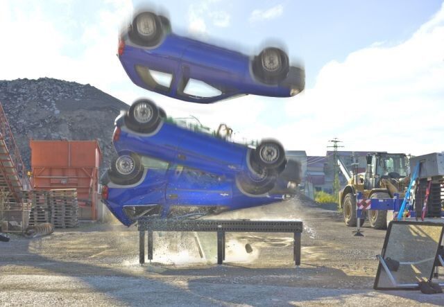 Der Schweiß- und Spanntisch Professional Extreme übersteht den Aufprall eines mehr als 1 t schweren Autos. (Bild: Siegmund)