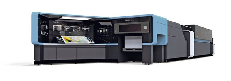 Red Dot Award 2015 - Digitale Druckmaschine Landa S10 von Landa: Die digitale Druckmaschine Landa S10 verwendet ein neu entwickeltes Nanographie-Verfahren, das eine ultrascharfe Bildqualität erreicht. Der Inspektionstisch wurde in die Maschine integriert. Das Benutzer-Cockpit besteht aus großen Touchscreens, die die Arbeitspläne visualisieren und den gesamten Druckprozess überwachen helfen. Die großzügige Verwendung von schwarzem Glas kommuniziert den innovativen Charakter der Maschine. (Bild: Red Dot)