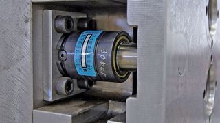 Mit Gasdruckfedern steigt die Reproduzierbarkeit von 
Hubbewegungen in Spritzgießformen. Das erhöht die 
Produktivität beim Spritzgießen.  (Bild: RPC Wiko)