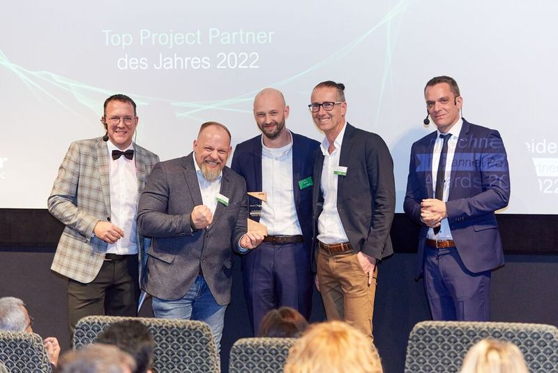 Die Freude war groß bei Cancom über die Auszeichnung „Top Projekt Partner 2022“. (Bild: Schneider Electric)