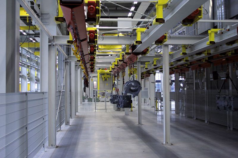 Bild 3: Die parallele Anordnung der Schienenstränge spart Platz ein. Im Gegensatz zu Power-&-free-Förderern kommt man ohne Weichen und kreisförmige Laufschienen aus. Bild: Vollert (Archiv: Vogel Business Media)