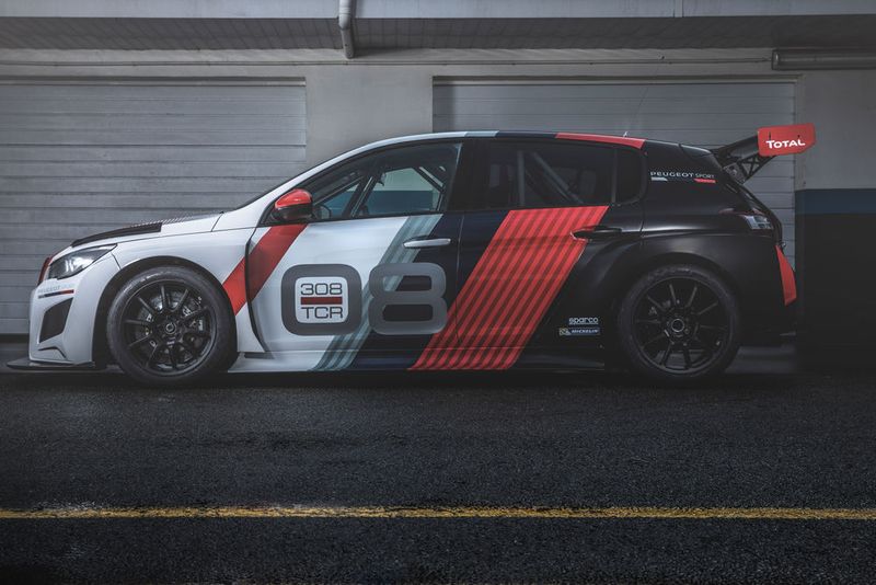 ... der 257 kW/350 PS leistet und 420 Newtonmeter über ein sequenzielles Getriebe mit Wippenschaltung an die Vorderräder schickt. (Bild: Peugeot Sport)