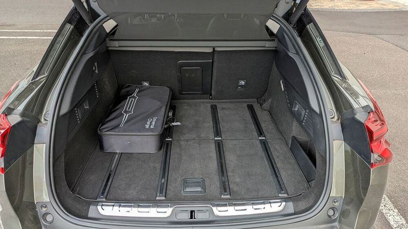 9. Der Kofferraum: Anders als der etwas kleinere, aber optisch ähnliche C4 X besitzt der C5 X eine große Heckklappe. Der Kofferraum ist 485 Liter groß, schön glattflächig und damit gut zu beladen. Die Nutzlast beträgt je nach Ausstattung des Fahrzeugs 404 bis 463 Kilogramm – damit wird es für vier Erwachsene und ihr Reisegepäck schnell eng. Ungebremste Anhänger darf der PHEV bis zu einer Masse von 750 Kilogramm ziehen.  (Bild: Rosenow – VCG)