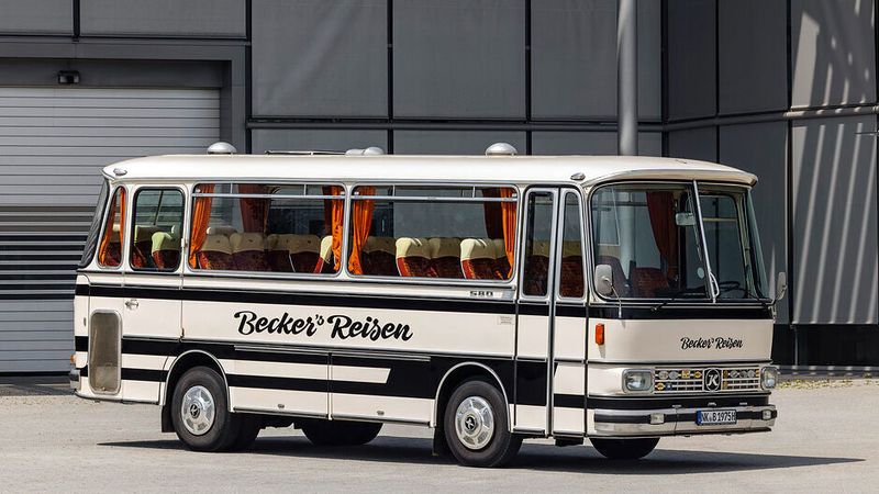1967 folgte die Baureihe 100 mit einem deutlich kantigeren Äußeren, von der die Modelle S 80 bis S 150 und neben weiteren der Gelenkbus SG 180 auf den Markt kamen. Zum Start hatten die Fahrzeuge einzeln aufgehängte Vorderräder in Doppelquerlenker-Bauweise. 1973 kamen Scheibenbremsen auf der Vorderachse in Serie, Trommelbremsen waren optional. Die Baureihe 100 wurde, wie ihre Vorgänger, mit Henschel-Dieselmotoren ausgestattet. (Bild: Daimler Truck AG)
