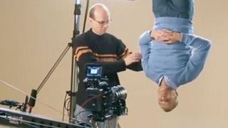 Großes Vertrauen in die eigenen Produkte: Drei Gewindegänge von vier Standardschrauben mit je 2 mm Durchmesser, die das Abutment mit dem Implantat verbinden, haben ausgereicht, um das Gewicht des Straumann-CEOs zu halten. (Bild: Straumann/Youtube)