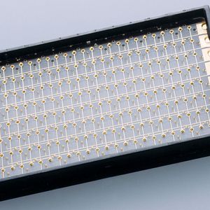 Abb.1a: Mikroplatten aus PMMA
mit 96 mikrofluidischen Kanalstrukturen
für die Kapillarelektrophorese
(CE)