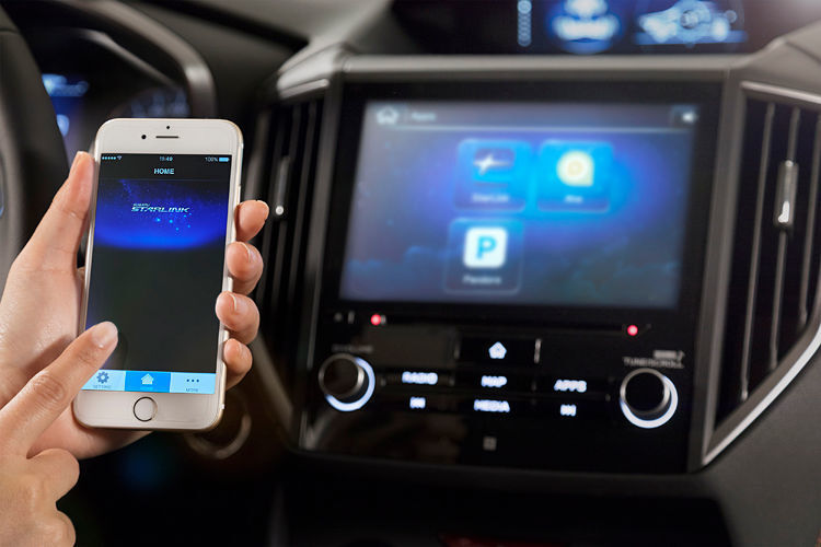 Über einen acht Zoll großen Touchscreen in der Mittelkonsole lassen sich die Navigation und das Infotainment steuern; über Apple Carplay und Adroid Auto bekommen Smartphones eine Verbindung zum System. (Subaru)