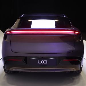At the rear, the designers rely on a continuous light strip. It distracts from the large surface below.(Source:  Xpeng)