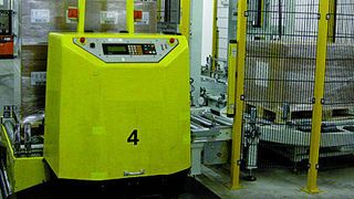 Bild 1: Am Übergabepunkt „Verpackung“ werden die Paletten vom fahrerlosen Transportsystem an einen Senkrechtförderer zum Transport zu den Verpackungsanlagen im Erdgeschoss übergeben.  Bild: Siemens (Archiv: Vogel Business Media)