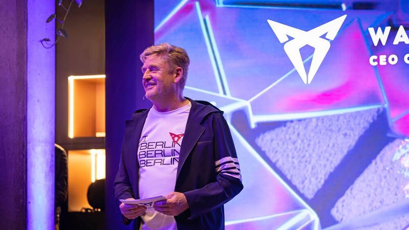 Wayne Griffiths, Vorstandschef von Seat und Cupra, bei der Eröffnung der Cupra Garage in Berlin. Nebenbei gab er einen Einblick in die Zukunft der beiden spanischen Fabrikate.(Bild:  Johannes Berger/Rebel Media GmbH)