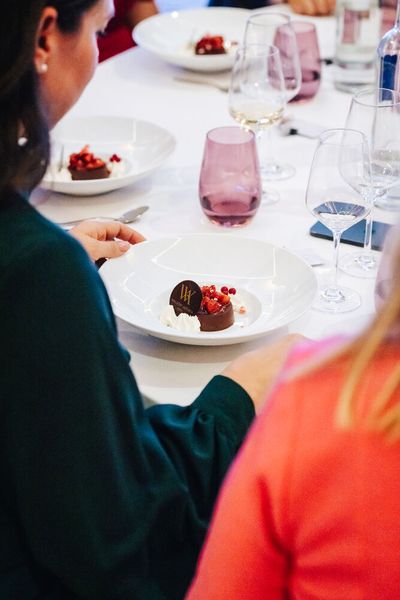 Andere kamen derweil schon in den Genuss des Desserts: Mit Balsamico-Erdbeeren und Mascarpone garnierte Schokoladenmousse. (Bild: © Offenblende/Christoph Wehrer )