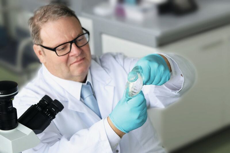 Dr. Storsberg, Wissenschaftler am Fraunhofer IAP und Gutachter in Gerichtsverfahren, die Brustimplantate betreffen, untersucht ein Brustimplantat mit austretender Gelfüllung. (© Fraunhofer IAP)