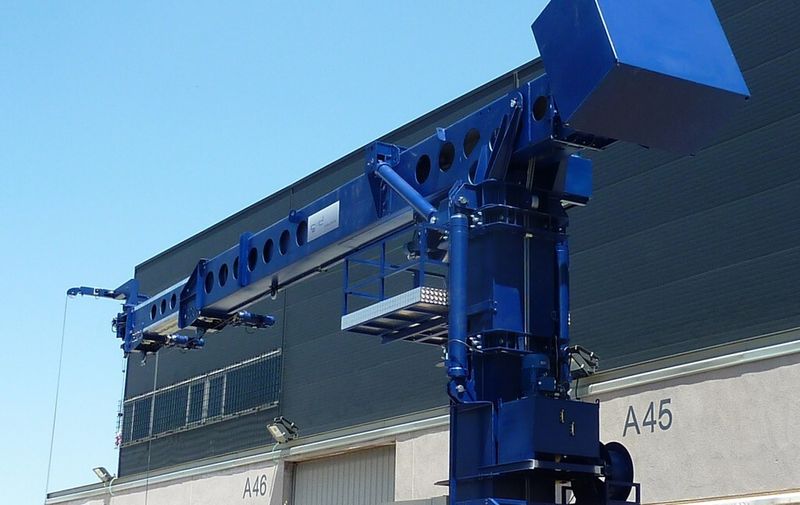 Die Fassadenreinigungsanlage besteht aus einer Arbeitsgondel, Führungsbahnsystemen an der Fassade und einem ausfahrbaren Ausleger zum Erreichen der Gebäudefluchten. (Bild: Nord Drivesystems)