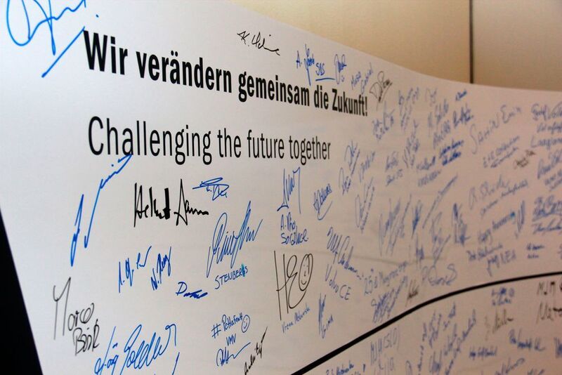 ... an einer Wand. Zu den Maschinen, die hier während der Technologietage ausgestellt und betrieben wurden, zählte neben... (Gillhuber)