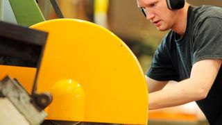 Ein Auszubildender in einem Betrieb der Holzpackmittel-Branche. (Bild: HPE)